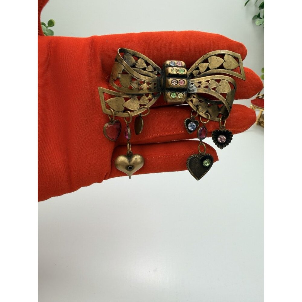 Vintage Bras tone Banana Bob BOW Dangle Heart Crystals Romantic Pin Brooch 80s